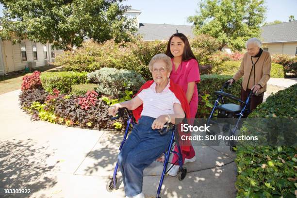 Health Care Infermiera Aiutando Senior Adulti All - Fotografie stock e altre immagini di Assistente domiciliare - Assistente domiciliare, Felicità, Gruppo multietnico