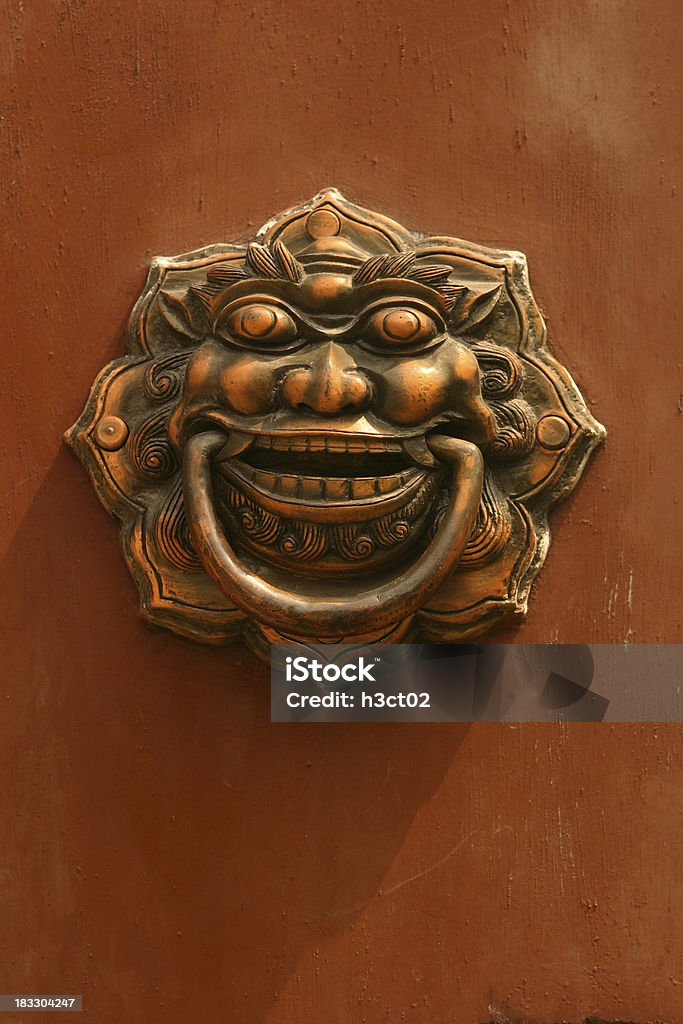 Rostro de una puerta - Foto de stock de Aldaba libre de derechos