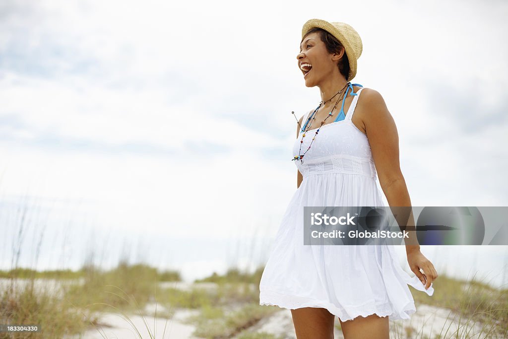 Gai jeune femme appréciant l'air frais sur la plage - Photo de Afro-américain libre de droits