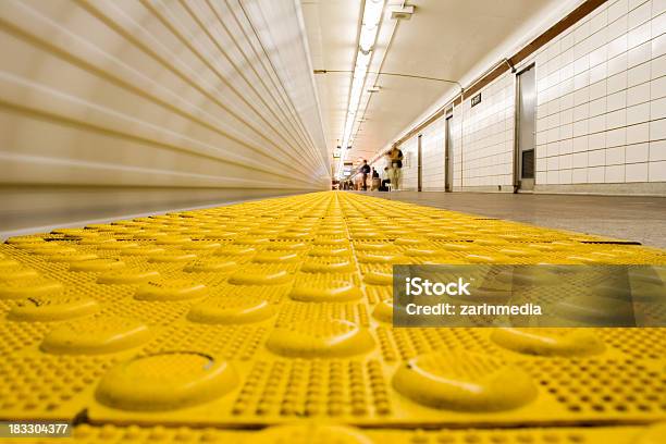 Linha De Segurança Amarelo - Fotografias de stock e mais imagens de Metropolitano - Metropolitano, Toronto, Azulejo