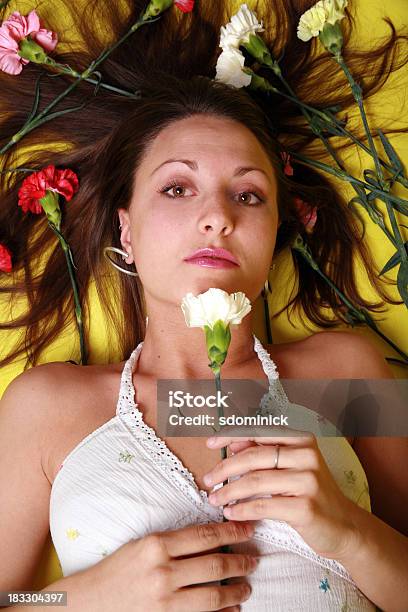 Flor Chica Foto de stock y más banco de imágenes de Acostado - Acostado, Adulto, Adulto joven