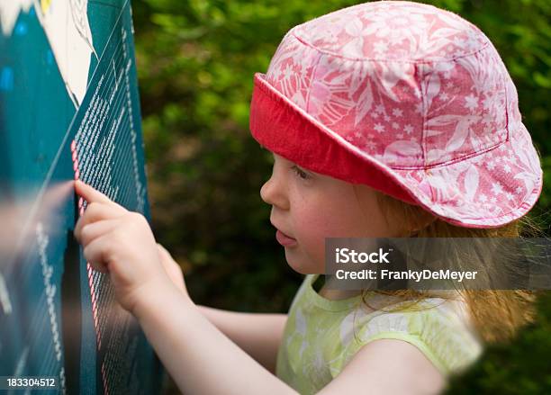 Ragazza Nella Foresta Leggendo Una Mappa Di - Fotografie stock e altre immagini di 4-5 anni - 4-5 anni, 6-7 anni, Abilità