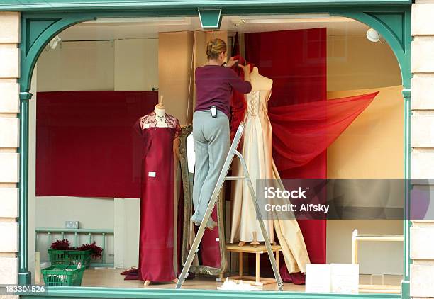 Foto de Lady Janela Cômoda e mais fotos de stock de Adulto - Adulto, Algodão - Material Têxtil, Arcada