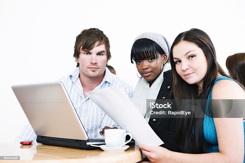 Drei sehr junge Menschen Runder, geraffter offene laptop - Lizenzfrei Afrikanischer Abstammung Stock-Foto