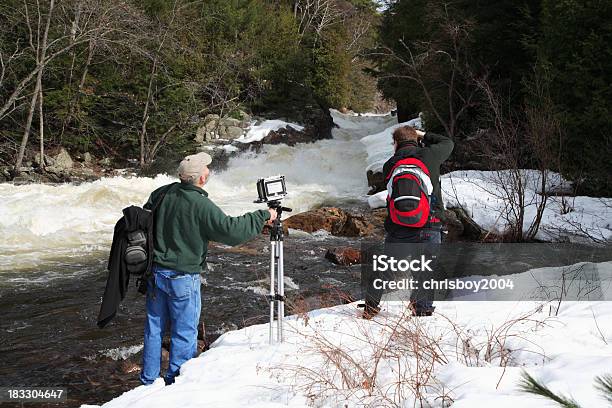 Dwa Fotografowie Fotografia Wiejskich Wodospad W Okresie Zimowym - zdjęcia stockowe i więcej obrazów Aparat fotograficzny