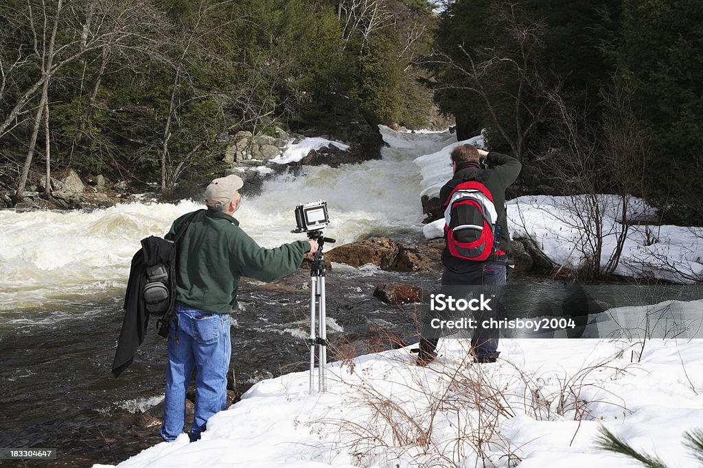 Dois fotógrafos Fotografia de rural durante o Inverno. - Royalty-free Cascata Foto de stock