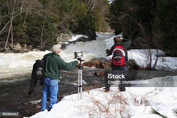 Dois Fotógrafos Fotografia De Rural Durante O Inverno - Fotografias de stock e mais imagens de Cascata