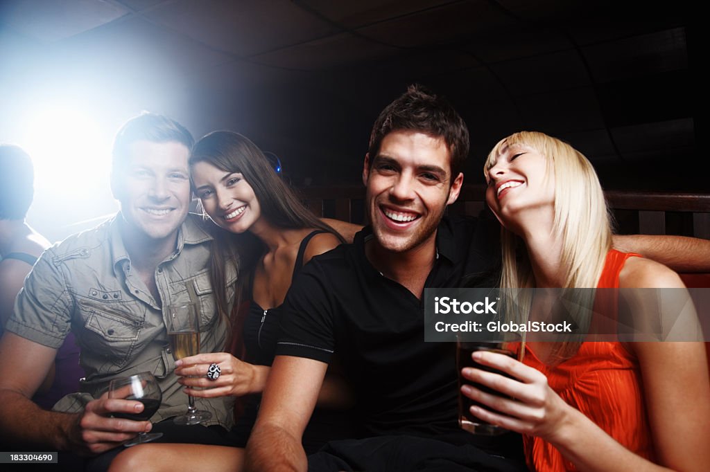 Dois Jovem casal com bebidas se divertindo na night club - Foto de stock de 20 Anos royalty-free