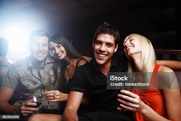 Foto de Dois Jovem Casal Com Bebidas Se Divertindo Na Night Club e mais fotos de stock de 20 Anos
