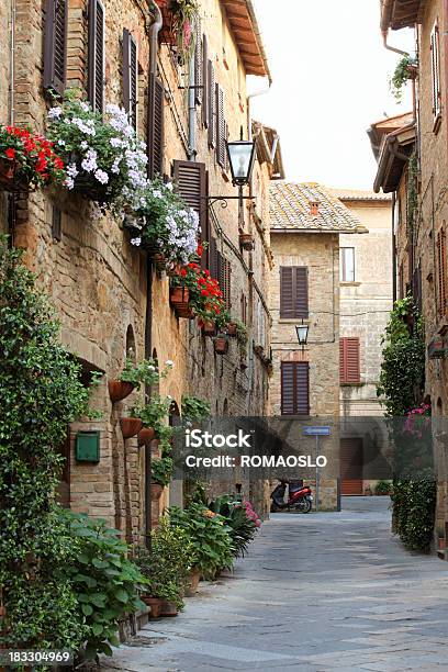 Idillio Street Di Pienza La Val Dorcia Toscana Italia - Fotografie stock e altre immagini di Casa