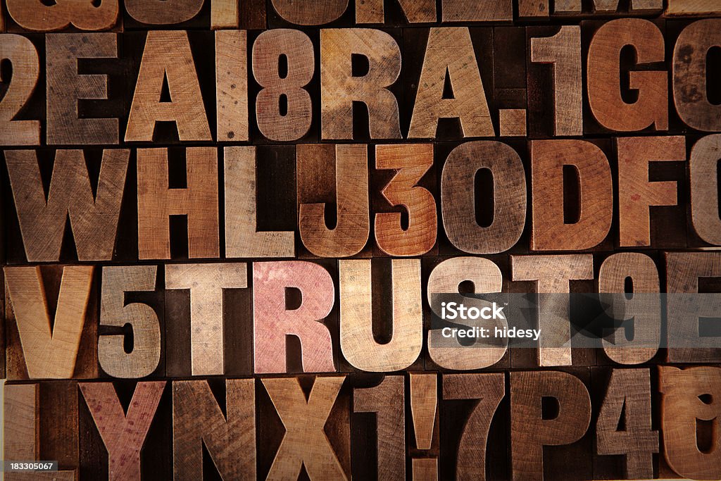 Доверие-Высокая печать буквами - Стоковые фото Антиквариат роялти-фри