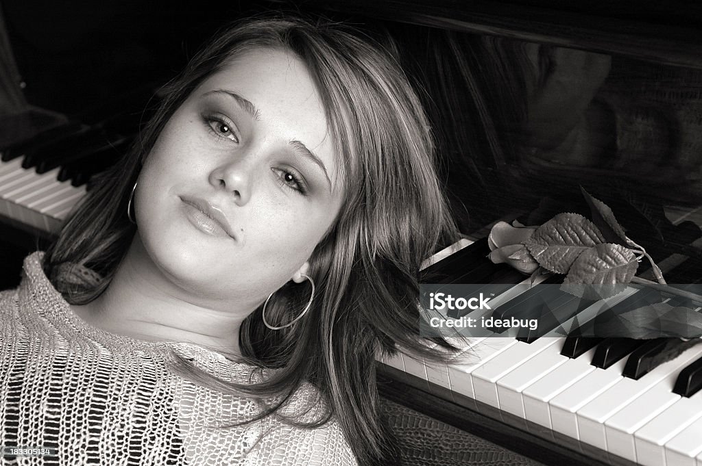 흑백 삼각대를 Teen 여자아이 on 피아노 - 로열티 프리 16-17 살 스톡 사진