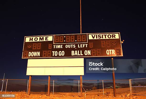 Anzeigetafel Bei Nacht Stockfoto und mehr Bilder von Amerikanischer Football - Amerikanischer Football, Anzeigetafel, Hausgarten