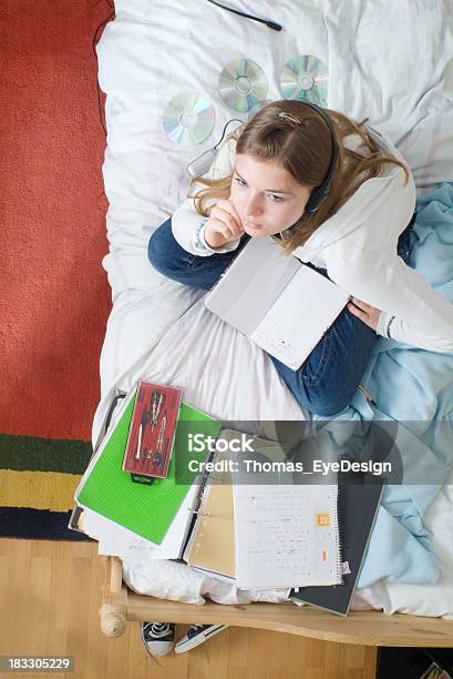 Foto de Ouvir Música e mais fotos de stock de Adolescente - Adolescente, Adolescência, Aprender