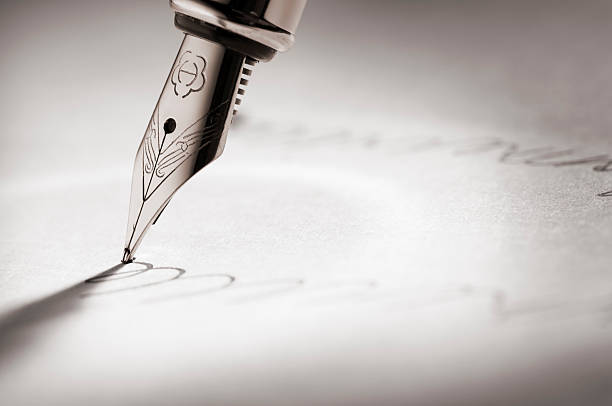 caneta-tinteiro escrita uma assinatura - fountain pen business pen writing imagens e fotografias de stock