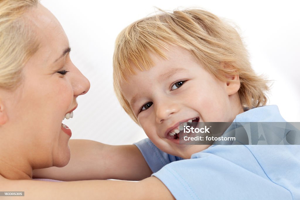 Guapo sonriendo madre y niños son semejantes - Foto de stock de Abrazar libre de derechos