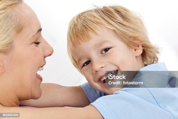 Guapo Sonriendo Madre Y Niños Son Semejantes Foto de stock y más banco de imágenes de Abrazar - Abrazar, Adulto, Alegre