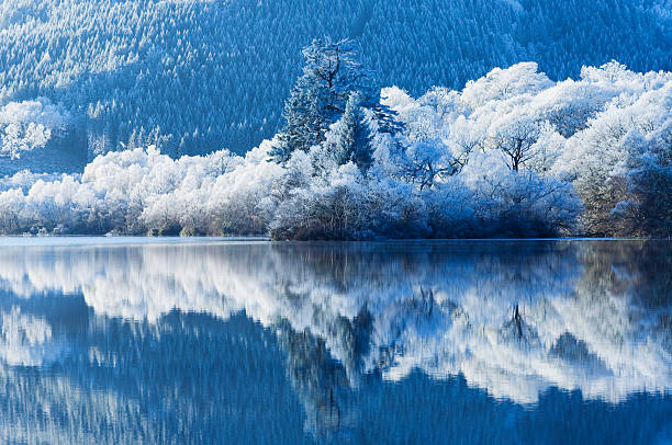 winter-reflektionen - winter lake snow water stock-fotos und bilder