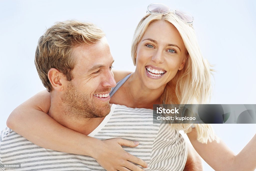 Glückliche junge Mädchen genießen Huckepack nehmen Sie am boyfriends Rückseite - Lizenzfrei Attraktive Frau Stock-Foto