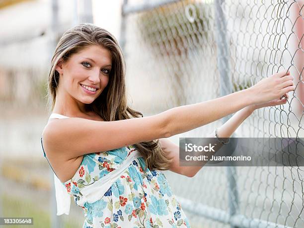 金髪女性の壁フェンス - 1人のストックフォトや画像を多数ご用意 - 1人, 20-24歳, 20代