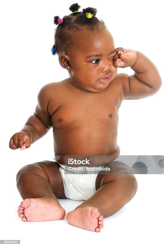 Bebê afro-americana Menina sentada e Coçar os Olhos - Royalty-free Bebé Foto de stock