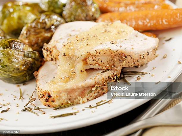 Jantar Assado De Porco - Fotografias de stock e mais imagens de Molho de Maçã - Molho de Maçã, Porco Assado, Acompanhamento