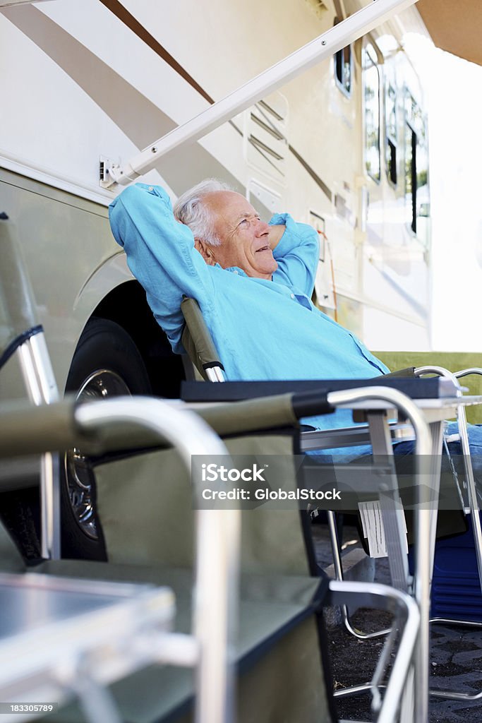 Homem maduro, olhando para longe e pensar - Royalty-free 60-69 Anos Foto de stock