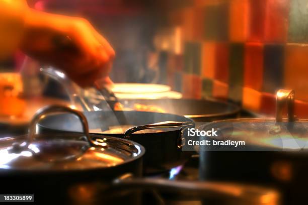 Cocina A La Vista Foto de stock y más banco de imágenes de Alimento - Alimento, Alimentos cocinados, Cafetería de carretera