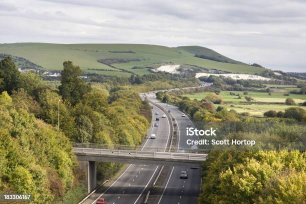 Foto de Estrada Pitoresca Paisagem Em Inglês e mais fotos de stock de Autoestrada - Autoestrada, Carro, Cena Não-urbana