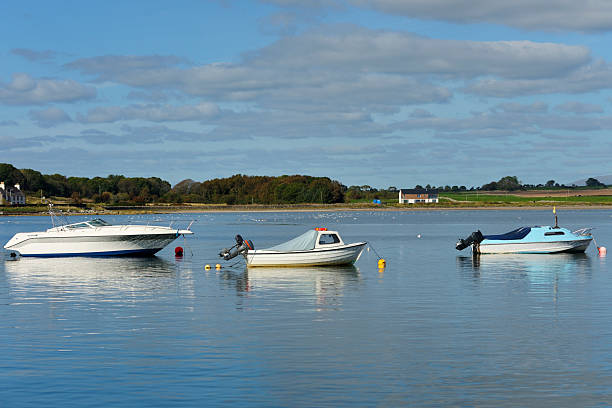 kleine boote in einem schottischen harbour im sommer - wigtownshire stock-fotos und bilder