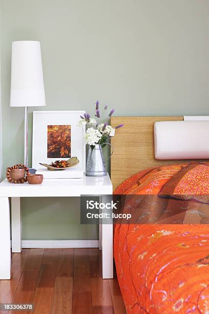 Dormitorio En La Mesa De Noche Con Lámpara De Decoración Y Flores Foto de stock y más banco de imágenes de Cama