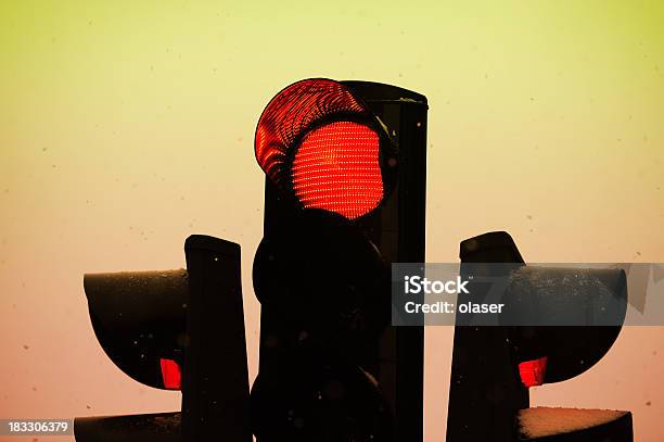 La Luz Roja Contra Crepúsculo Nieve En El Aire Foto de stock y más banco de imágenes de Aire libre - Aire libre, Amarillo - Color, Calle