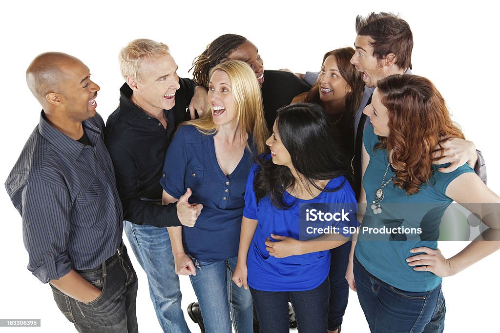 Felice gruppo di amici ridere insieme, isolato su bianco - Foto stock royalty-free di Abbigliamento casual