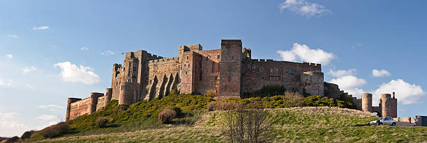 castello di bamburgh da sud - castle bamburgh english culture old foto e immagini stock