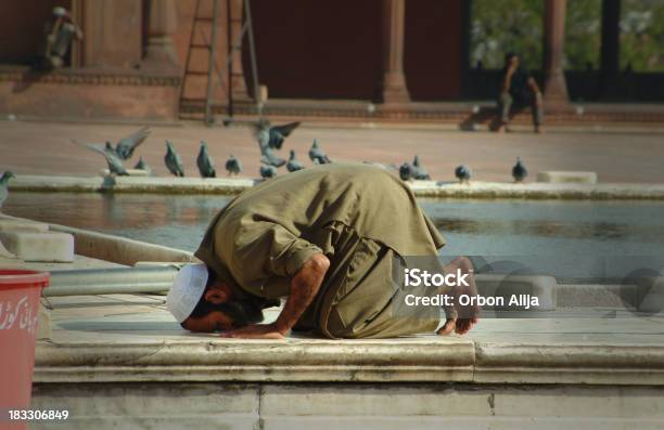 Enlightment - Fotografias de stock e mais imagens de Adulação - Adulação, Adulto, Ao Ar Livre