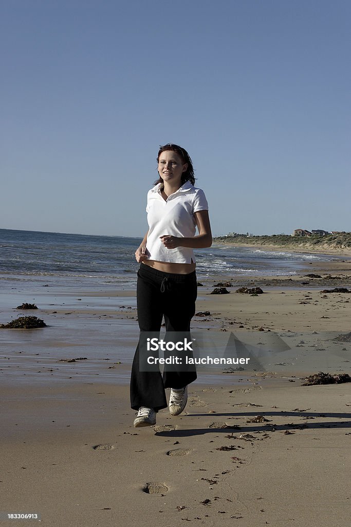 Jogging le long de la plage - Photo de Activité libre de droits