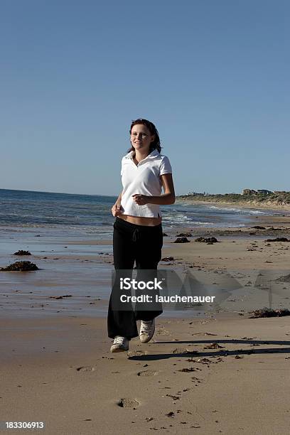 Photo libre de droit de Jogging Le Long De La Plage banque d'images et plus d'images libres de droit de Activité - Activité, Adolescent, Adulte