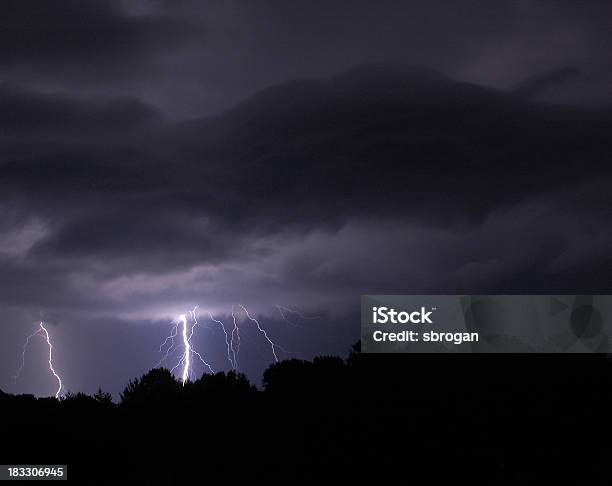 Lightning Su Bloomington - Fotografie stock e altre immagini di Bloomington - Indiana - Bloomington - Indiana, Cielo minaccioso, Cielo variabile