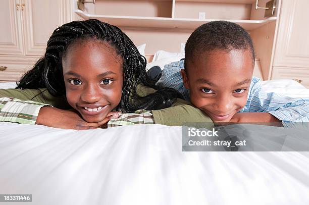 Ребенок На Кровати — стоковые фотографии и другие картинки 6-7 лет - 6-7 лет, 8-9 лет, Африканская этническая группа