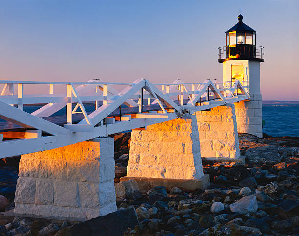 매인 해안선 - lighthouse maine waters edge marshall point lighthouse 뉴스 사진 이미지