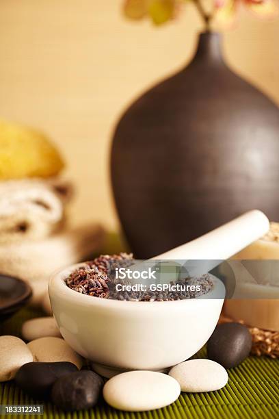 Spa Natura Morta Con Candele E Fiori Di Lavanda In Bagno - Fotografie stock e altre immagini di Ambientazione interna