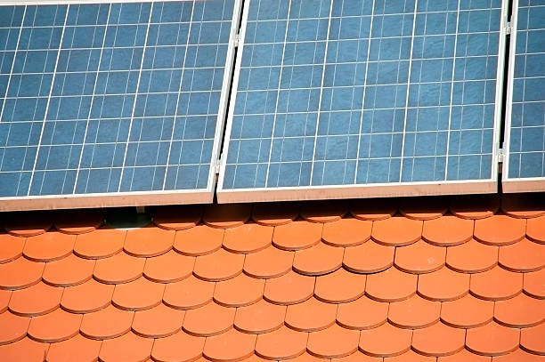 ソーラーパネルの屋根 - alternative engery ストックフォトと画像