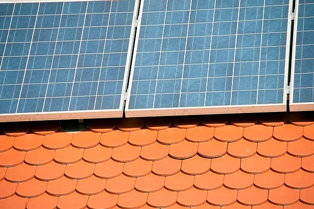 painéis solares no telhado - energyroof - fotografias e filmes do acervo