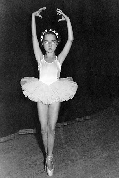 little girl dancing on stage en 1959.black y blanco. - una sola niña fotos fotografías e imágenes de stock