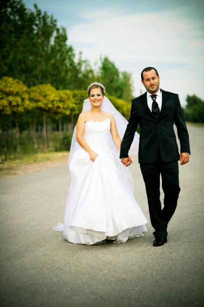 istock Newlywed Couple 183313136