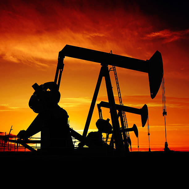 xxxl pumpjack silhouetten - sunset petroleum silhouette new mexico stock-fotos und bilder