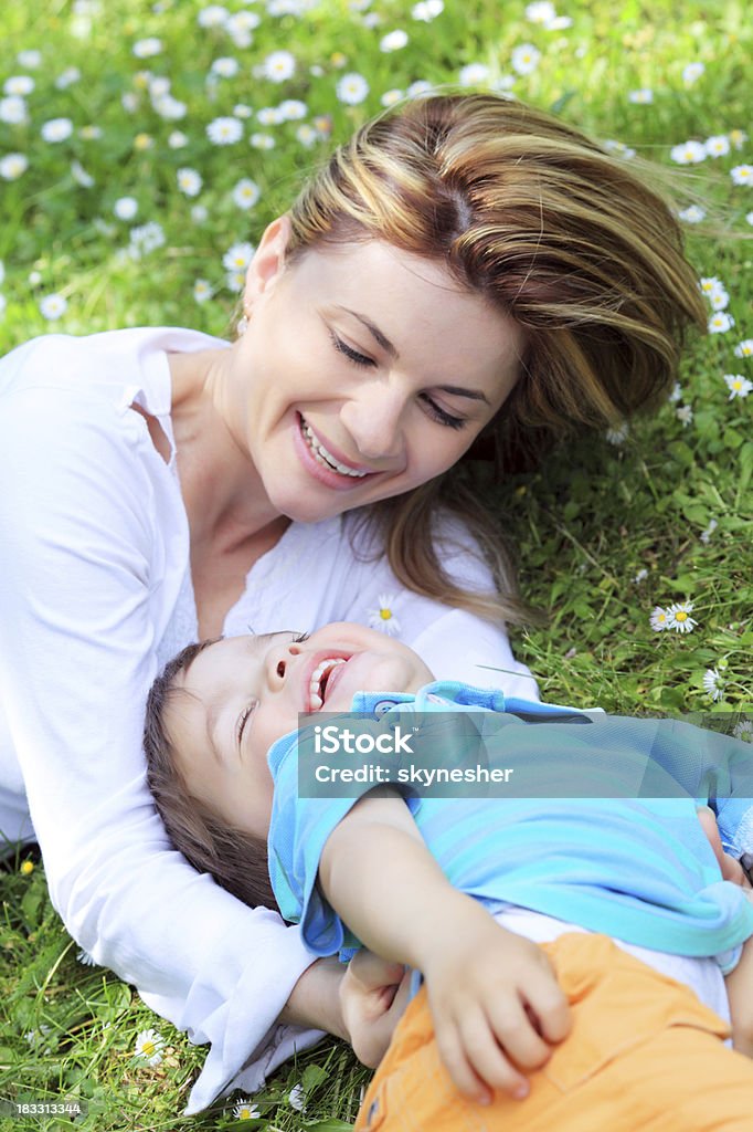 Madre con il figlio giocano insieme all'aperto - Foto stock royalty-free di 12-17 mesi