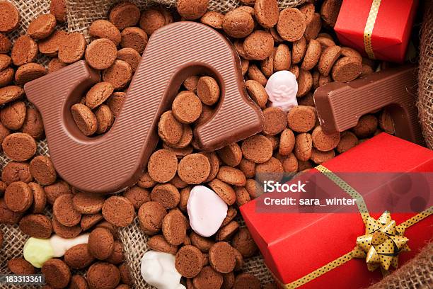 Bolso Con Regalos Neerlandéssinterklaasde Vacaciones Foto de stock y más banco de imágenes de Chocolate