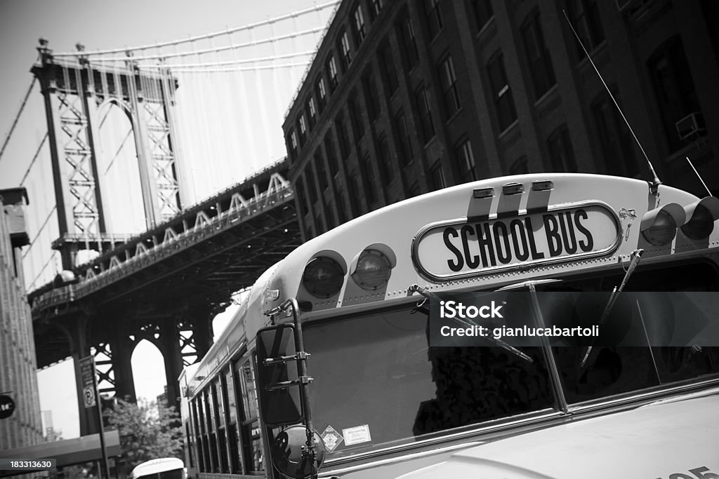 Schoolbus com a brooklyn bridge em segundo plano - Foto de stock de Antigo royalty-free