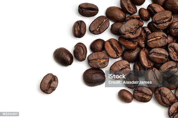 コーヒー豆散乱 - コーヒー豆のストックフォトや画像を多数ご用意 - コーヒー豆, 白背景, カットアウト